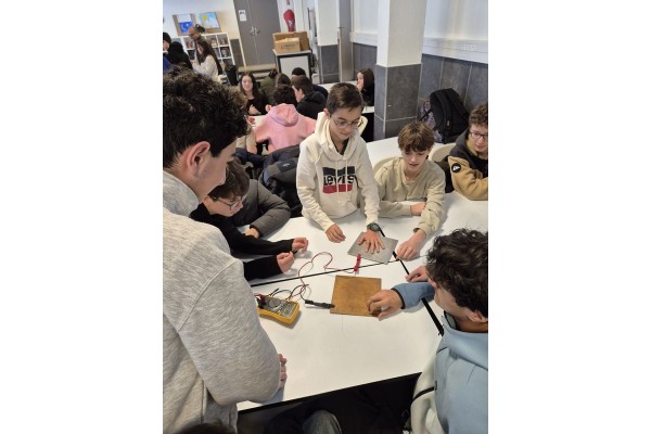 Une immersion au cœur des sciences pour les élèves de 3e